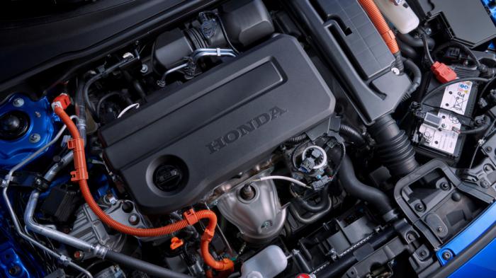 Το υβριδικό σύστηµα της Honda συνδυάζει έναν κινητήρα 2,0 λίτρων µε δύο ηλεκτροκινητήρες έχοντας συνδυαστική ισχύ 184 ίππων και 315 Nm ροπής.